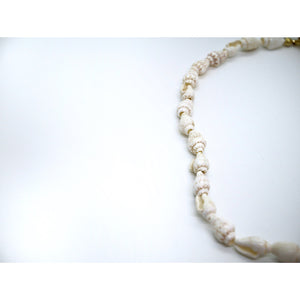 Collier ras de cou avec perles d’escargot blanches en coquillages