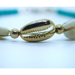 Bracelet avec perles mini perles turquoise et cauris