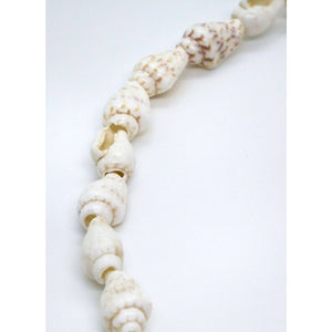 Collier ras de cou avec perles d’escargot blanches en coquillages
